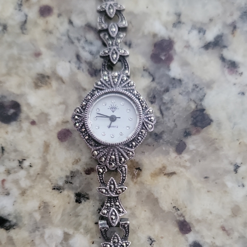 Elegant Silver Quartz Women's Watch